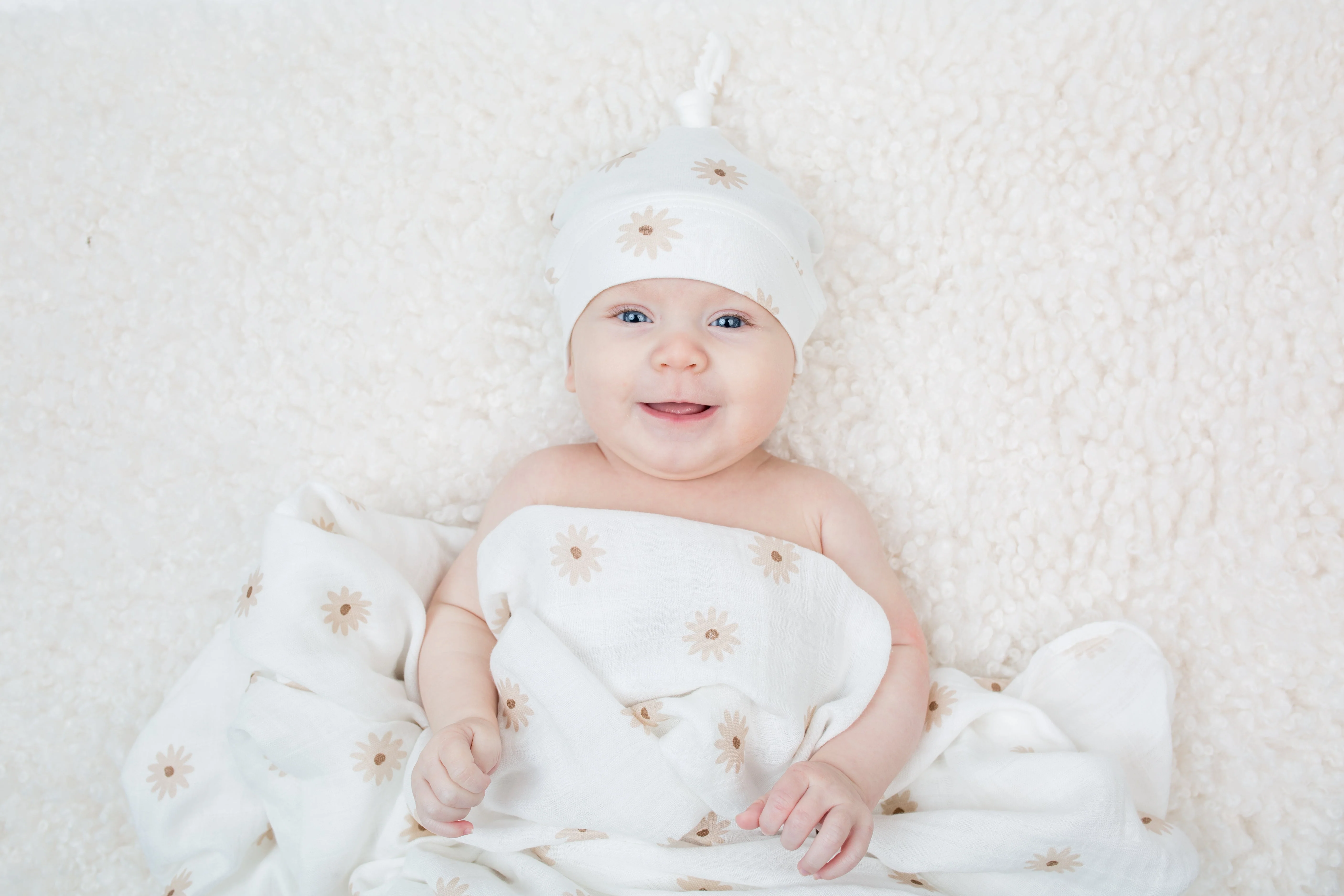 Lulujo - Bamboo Hat and Swaddle Blanket Gift Set - Daisies - Image 4