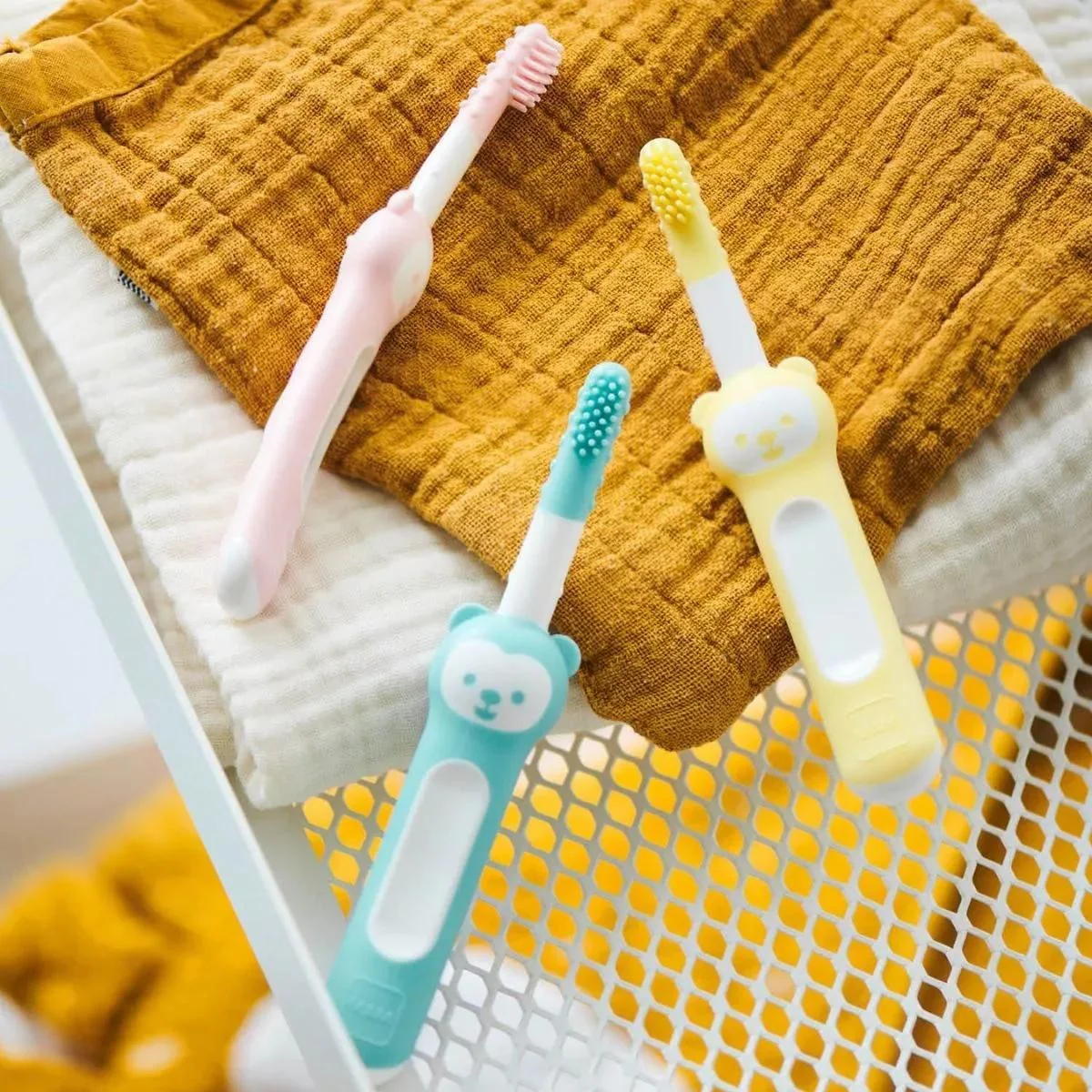 MAM Massaging Brush With Safety Shield - Image 2