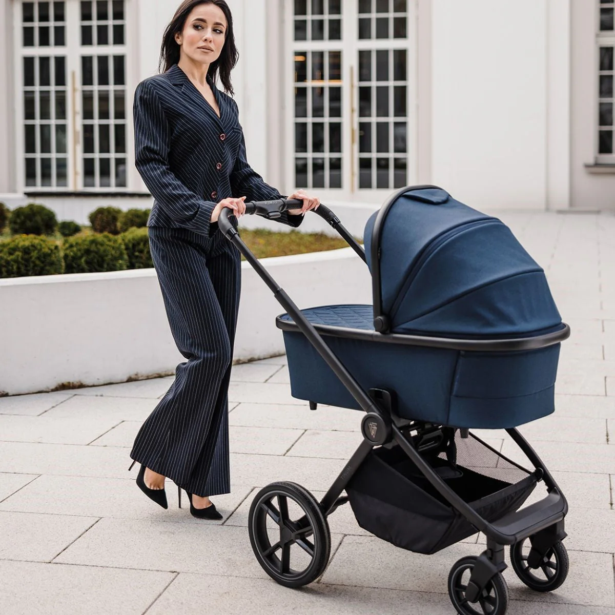 Venicci Tinum Edge 3in1 + Isofix Base Complete Travel System Bundle - Image 8